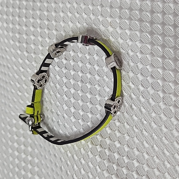 HENRI BENDEL NEON GREEN LEATHER & STUD BRACLET - Picture 4 of 8